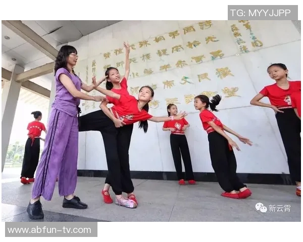 赣州足球培训热潮兴起青少年踢球热情高涨助力地方体育发展